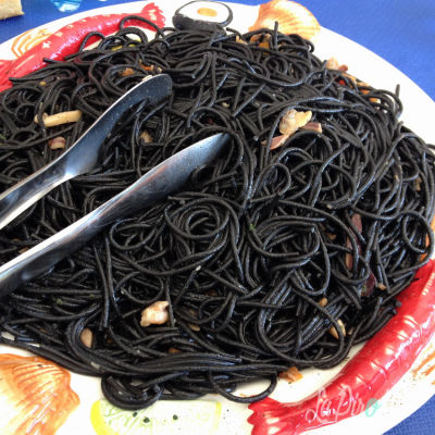 Spaghetti Al Nero Di Seppia Con Frutti Di Mare