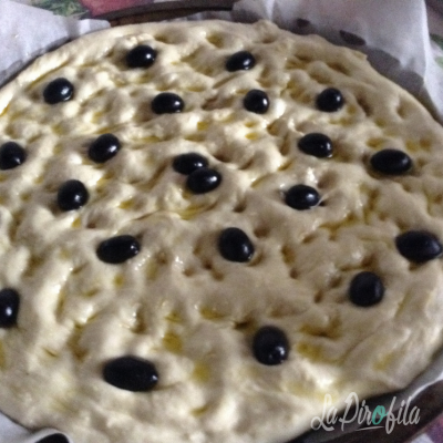 Focaccia Con Olive Nere