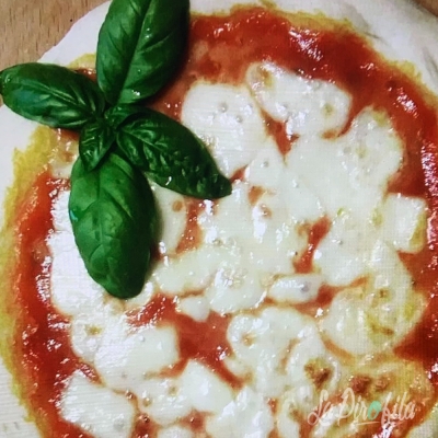 Pizza ''Regina Margherita'''